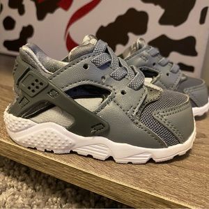 Infant/Toddler Nike Huarache
Size: US 4C
Color: Gray and White